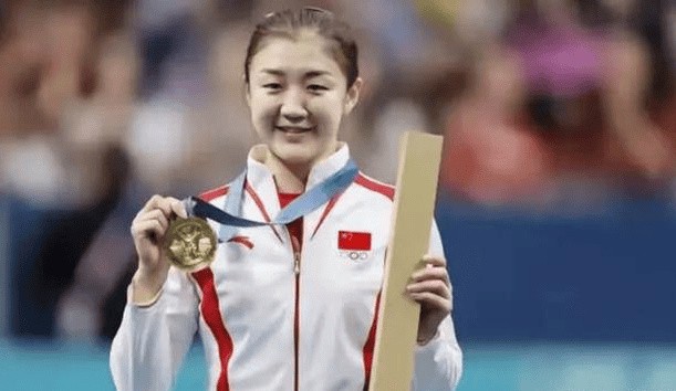 游泳冠军奖牌_最佳的游泳冠军奖金多少_游泳冠军领奖