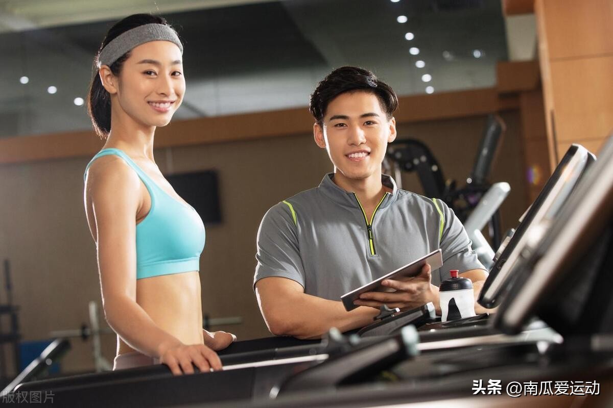 健身房拉伸运动分解_室内拉伸运动视频_健身房拉伸动作视频