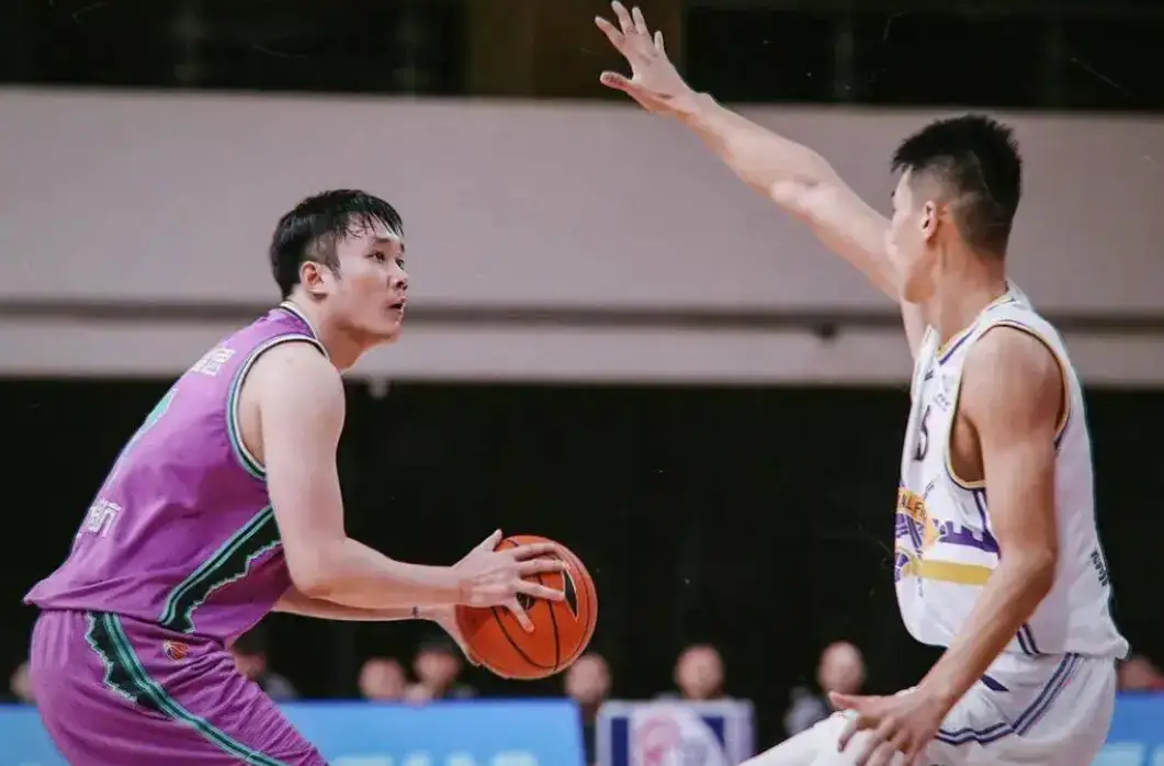 控球后卫抢篮板_后卫怎么抢篮板_篮球比赛后卫抢球技巧口诀