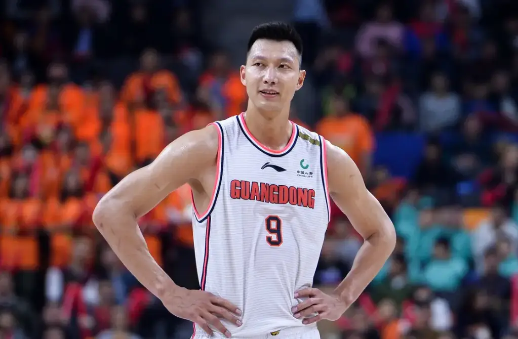 后卫怎么抢篮板_控球后卫抢篮板_篮球比赛后卫抢球技巧口诀