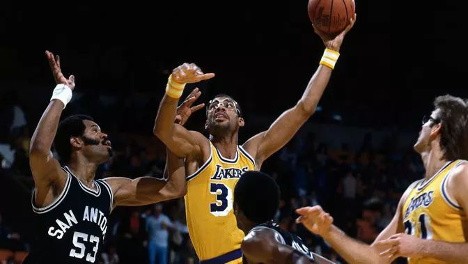 NBA历史得分榜：贾巴尔38387分居首，科比33643分第三，张伯伦单季场均5