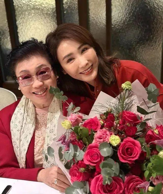 健身明星女神_65岁女明星健身_健身女星