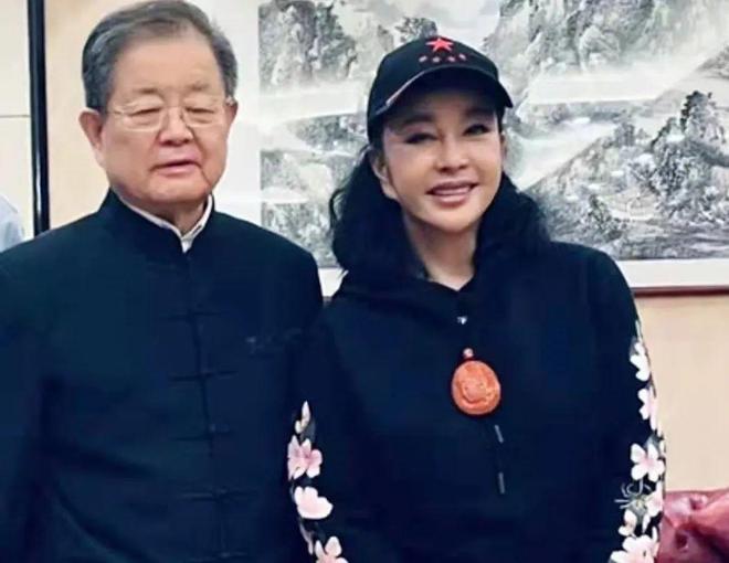 健身明星女神_65岁女明星健身_健身女星