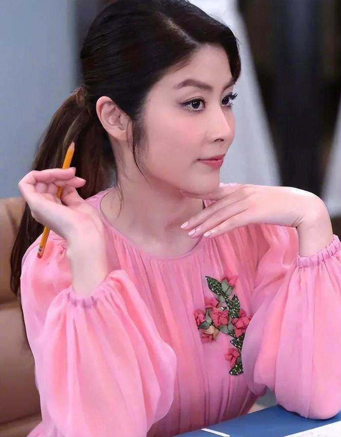 健身明星女神_65岁女明星健身_健身明星女的